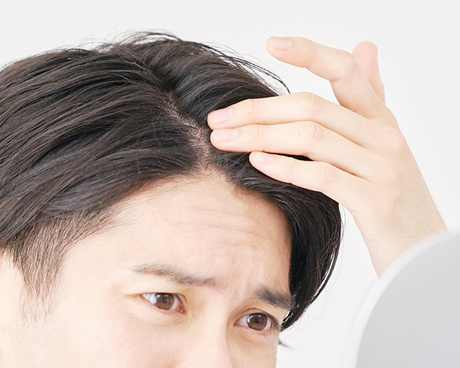 髪を気にする男性