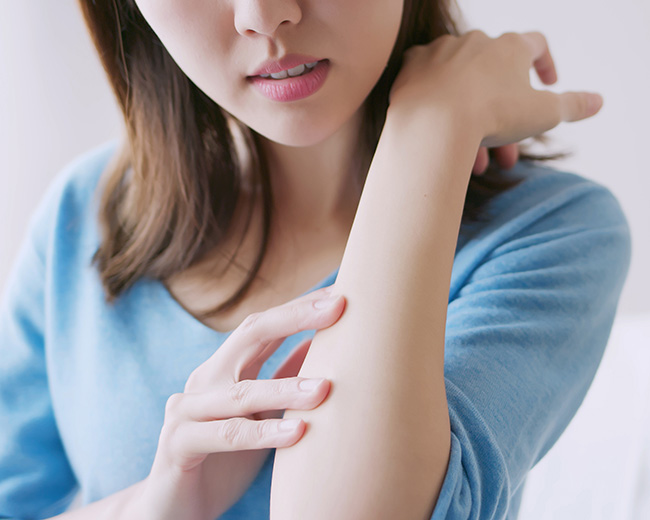 腕がかゆい女性